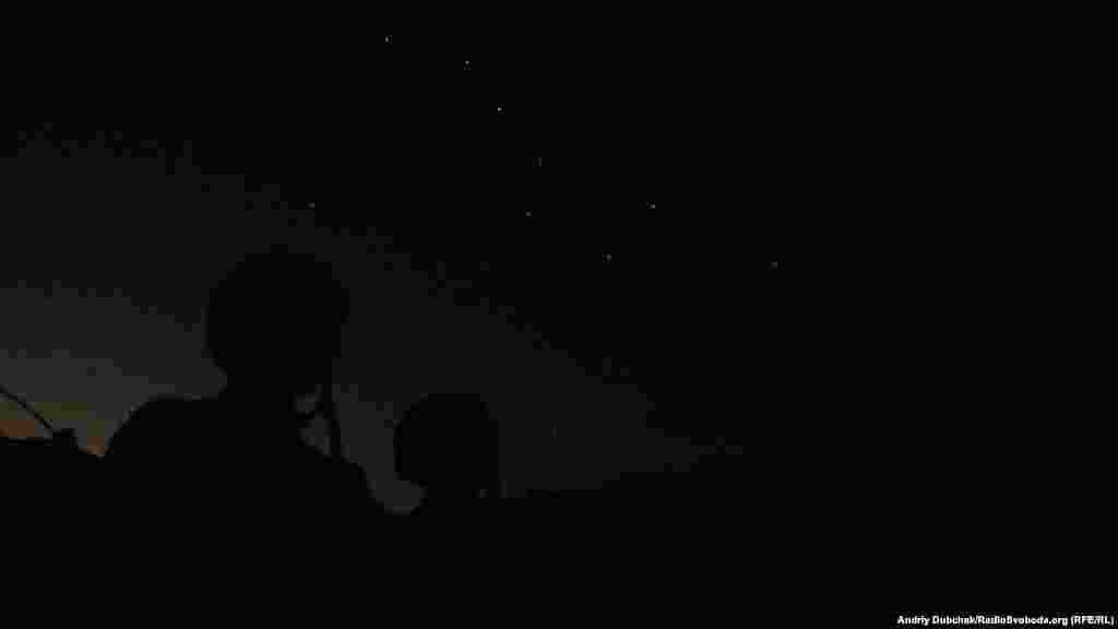 Тихо разговариваем о чем-то из жизни с матросами. Вокруг нашей позиции трещат сверчки, а над нами – июньское звездное небо. Фотографируем силуэты бойцов на фоне большой медведицы. Она видела все войны, которые были здесь. А теперь она смотрит и на эту...