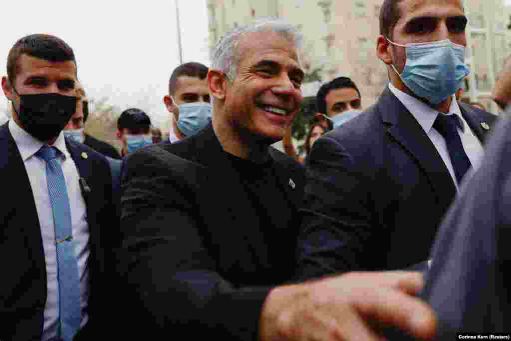Yair Lapid, a Yesh Atid párt vezetője leadja szavazatát 