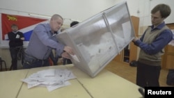 Владивостоктого бир добушканада бюллетендер эсептелүү алдында, 4-март, 2012.