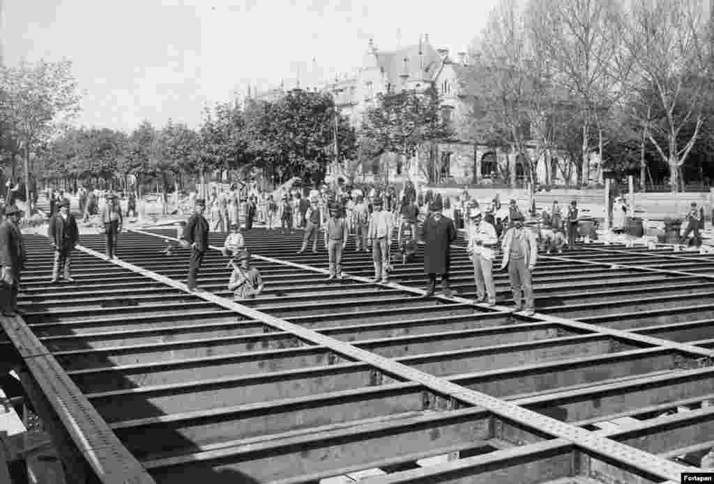 Строительство сверхпрочной крыши станции метро Dosza Gyorgy Road, 1893 год. Метро Будапешта — одно из старейших в мире. Старше него только лондонская подземка.