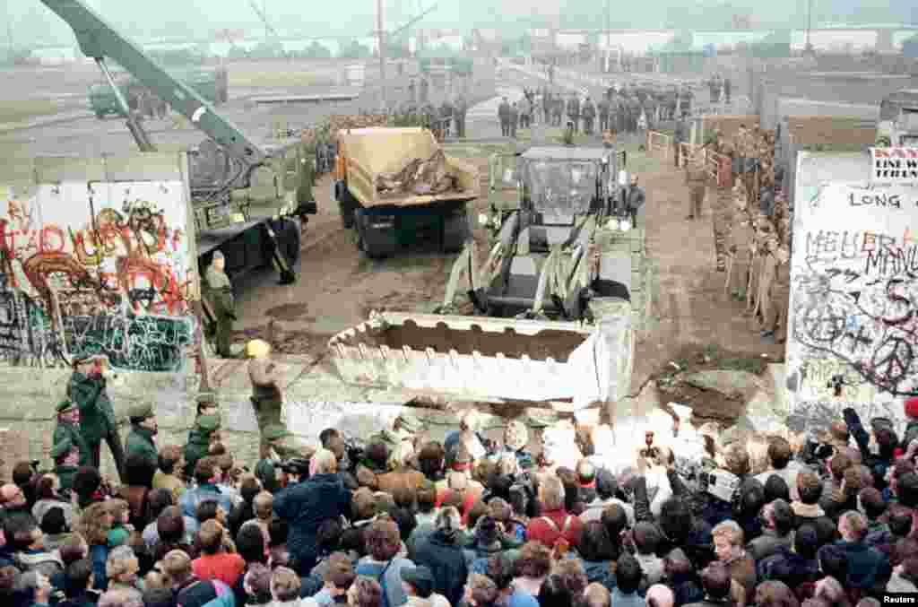 Ноябрь 1989 года: падение Берлинской стены. На пресс-конференции одного из высших чиновников режима ГДР звучит заявление, которое многие воспринимают как сообщение об открытии границы с ФРГ. Тысячи берлинцев направляются к разделяющей город стене. Пограничники не чинят им препятствий. В течение нескольких дней стена, стоявшая в центре немецкой столицы с 1961 года, оказывается сметенной – за исключением ряда небольших участков. 