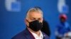 Orbán Viktor miniszterelnök az EU brüsszeli csúcstalálkozójára érkezik 2020. október 2-án.