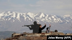 Turiști lângă silueta unui soldat israelian, pe Muntele Bental, Înălțimile Golan. 22 martie 2019