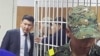 Бывший премьер-министр Сапар Исаков и его адвокат Замир Жоошев.