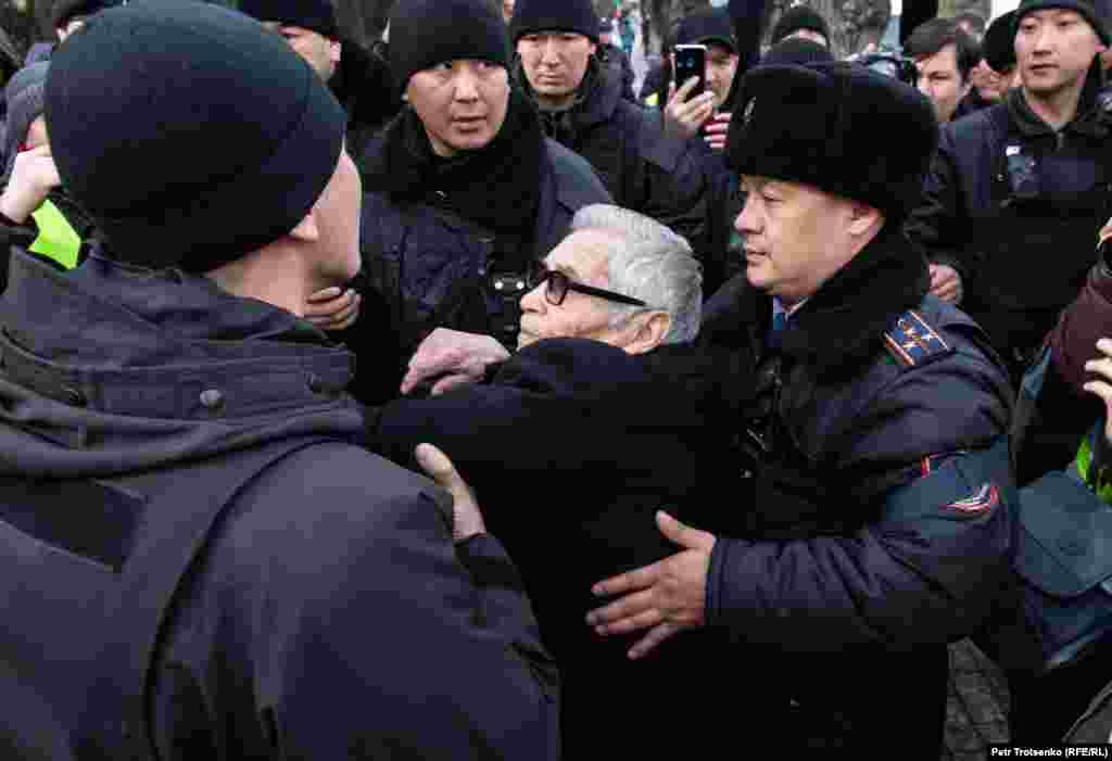 "Демпартия" бастамашыл тобының жиынына келгендерді ұстап жатыр. 22 ақпанға қараған түні бастамашыл топ жетекшісі Жанболат Мамай "заңсыз митингіге шақырды" деген айыппен үш тәулікке қамалған. Сенбі күні "Демпартия" жақтастары алаңға келіп, Мамайды босатуды талап етті. Сол жерде полиция бірнеше адамды ұстап әкетті.