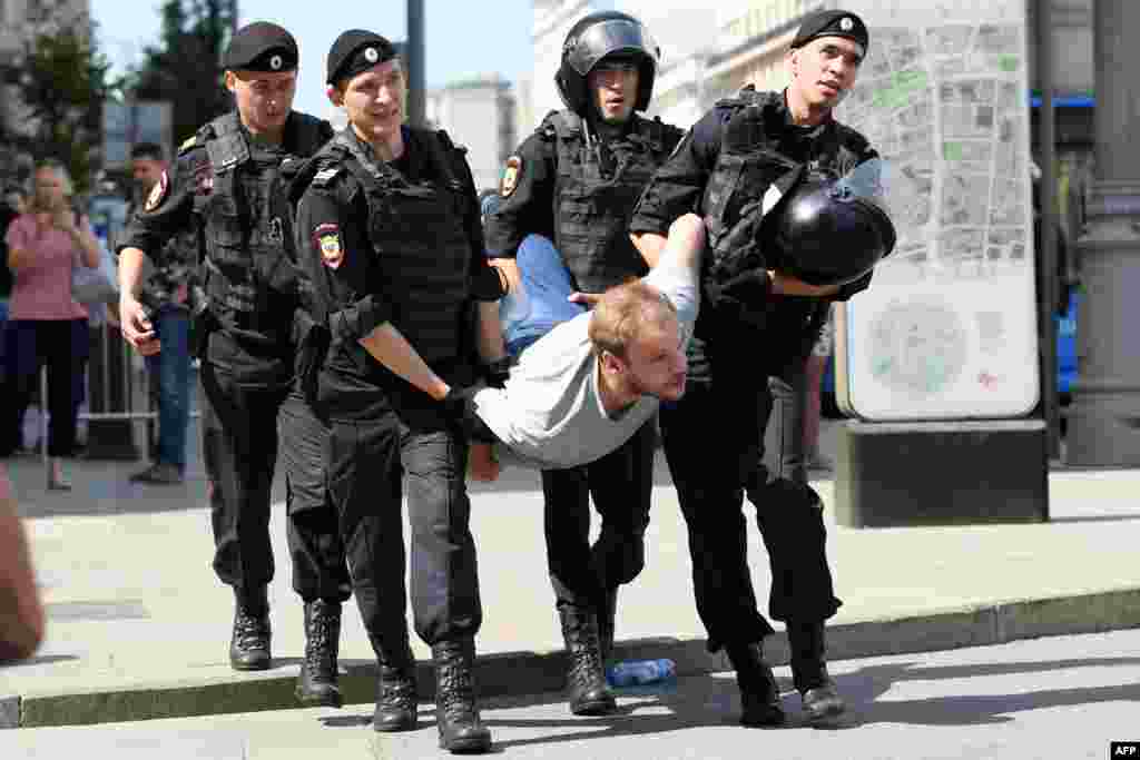 Полиция азаматтарды резеңке таяқпен ұрып, ұстады. 
