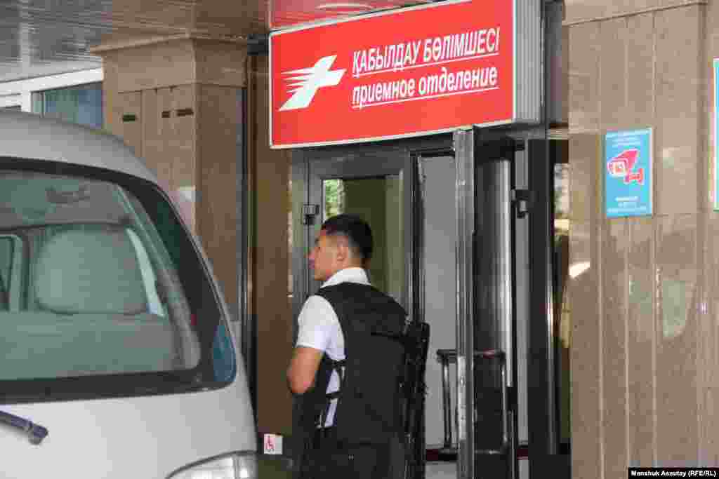 По данным министерства здравоохранения и социального развития, в больницы после перестрелки были доставлены восемь человек. Позже власти сообщили, что доставленные в больницу трое полицейских скончались.