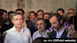 (از راست)‌حمید بقایی، محمود احمدی نژاد و اسفندیار رحیم مشایی پس از آزادی بقایی از زندان