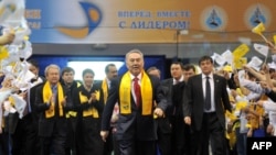 Prezident Nursoltan Nazarbaýew Astanadaky sport merkezinde geçirilýän dabarada, 2011-nji ýylyň 4-nji apreli.