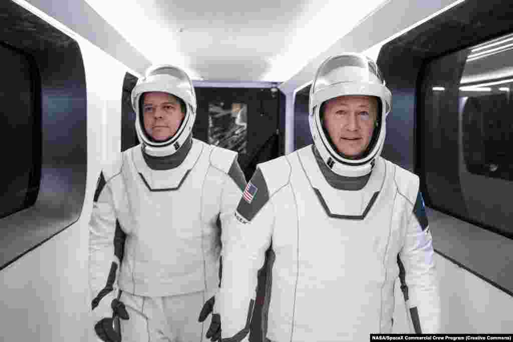 Запуск The Crew Dragon призначений для перевезення ветеранів астронавтики NASA і близьких друзів Боба Бенкена (ліворуч) і Дуга Герлі на МКС. Герлі, чий позивний «Кремезний», – колишній лейтенант морської піхоти США і військовий льотчик-випробовувач. Бенкен – полковник ВПС США, що пілотував стелс-винищувач F-22 Raptor
