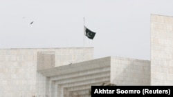 اسلام اباد: د نیو زیلېنډ د کرايسټچرچ خونړۍ پېښې په ياد پر سپریم کورټ پاکستانۍ جنډه نیمه ځوړنده ده. ۱۸مارچ ۲۰۱۹