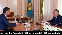 Президент Казахстана Нурсултан Назарбаев и кандидат в президенты Кыргызстана Омурбек Бабанов (слева). Алматы, 19 сентября 2017 года.