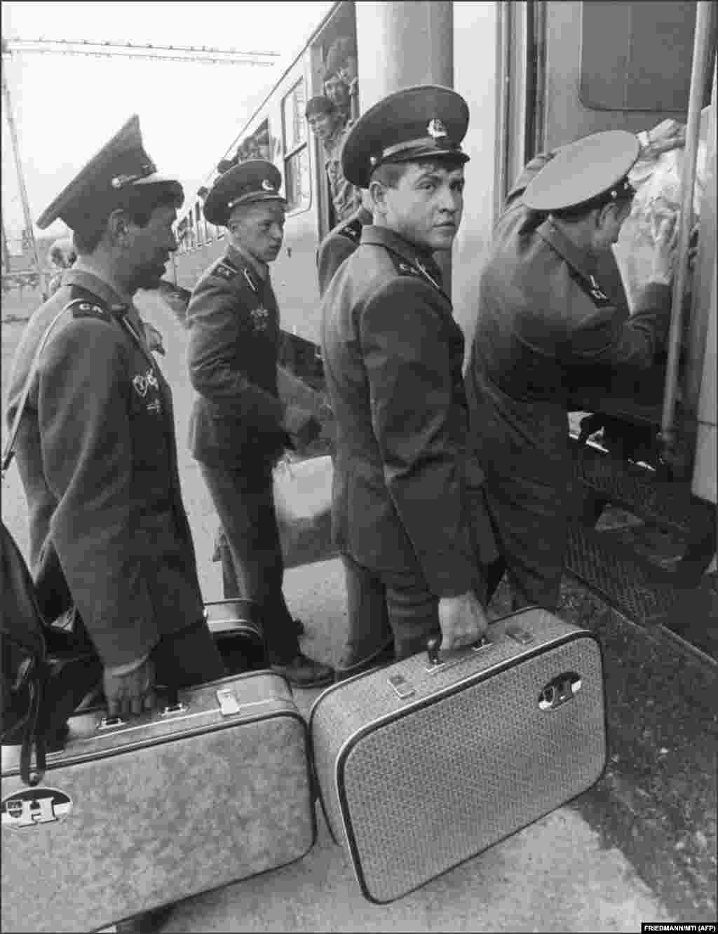 Советские солдаты покидают Венгрию, июнь 1989 года. В Венгрии было дислоцировано около 65 тысяч советских военных. С апреля 1989 года они начали возвращаться в СССР в рамках плана, который должен был резко сократить численность советских войск в стране 