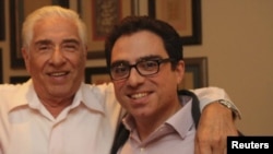 سیامک همراه پدر خود باقر نمازی؛ وکیل خانواده نمازی می‌گوید که این پدر و پسر «گروگان‌های مطلوبی» برای حکومت ایران هستند و تهران از آنها «به عنوان امتیازی برای چانه‌زنی با آمریکا» استفاده می‌کند