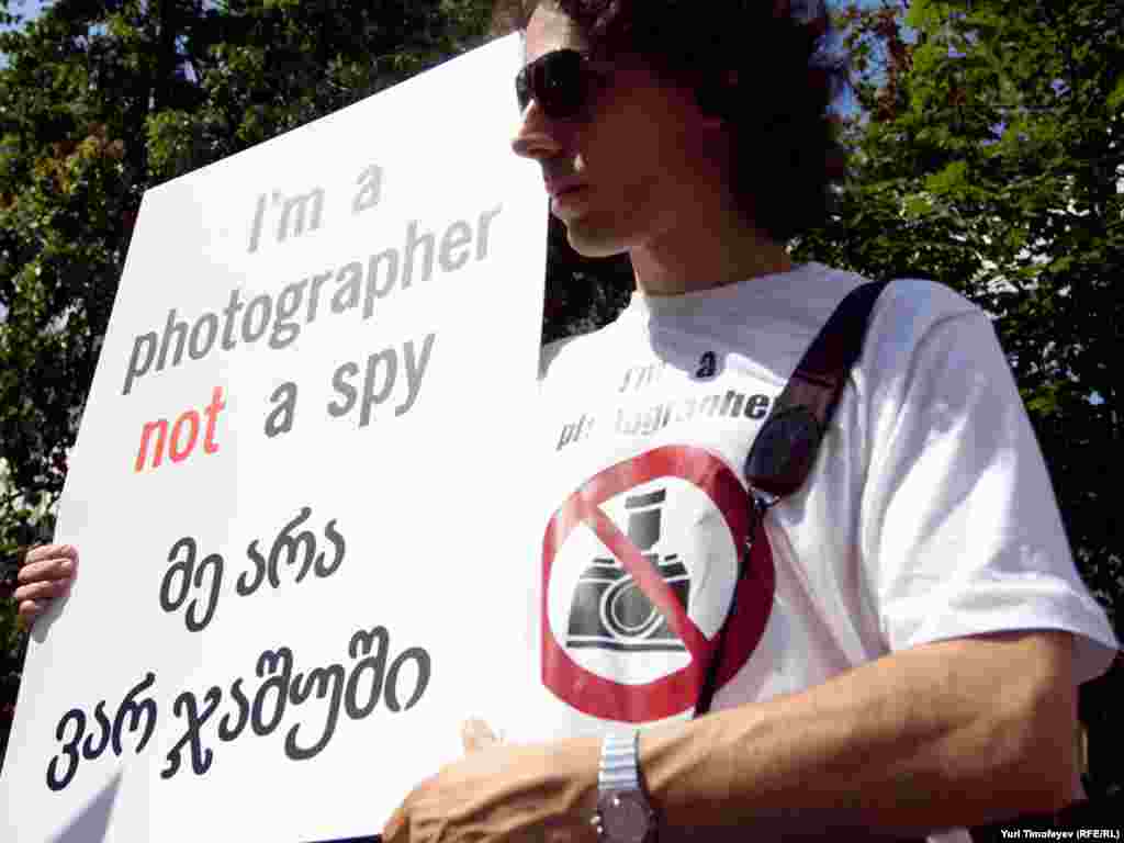 Участники акции в поддержку обвиняемых в шпионаже грузинских фоторепортеров с плакатами " I'm a photographer not a spy " " No pictures No democracy " у здания Швейцарского посольства в Москве, где представляются интересы Грузии.