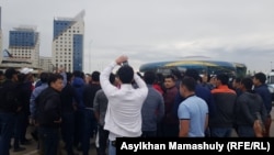 В Алматы полиция задержала десятки людей, собравшихся у театра «Алатау» в знак несогласия с результатами подсчета голосов на досрочных выборах президента Казахстана. Ранее 10 июня ЦИК объявила, что победу одержал действующий президент страны Касым-Жомарт Токаев.