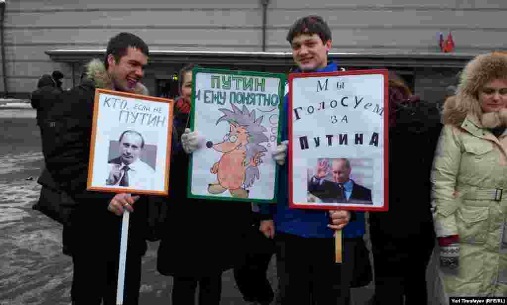 Сбор участников шествия и митинга "Защитим страну!" в поддержку кандидата в президенты России Владимира Путина у спорткомплекса "Лужники".