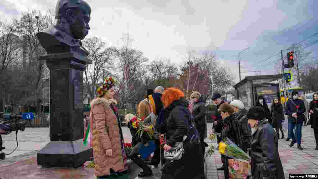 По словам корреспондента Крым.Реалии, впервые за годы аннексии возле памятника Кобзарю не было видно нарядов российской полиции и «самообороны» во время проведения мероприятий