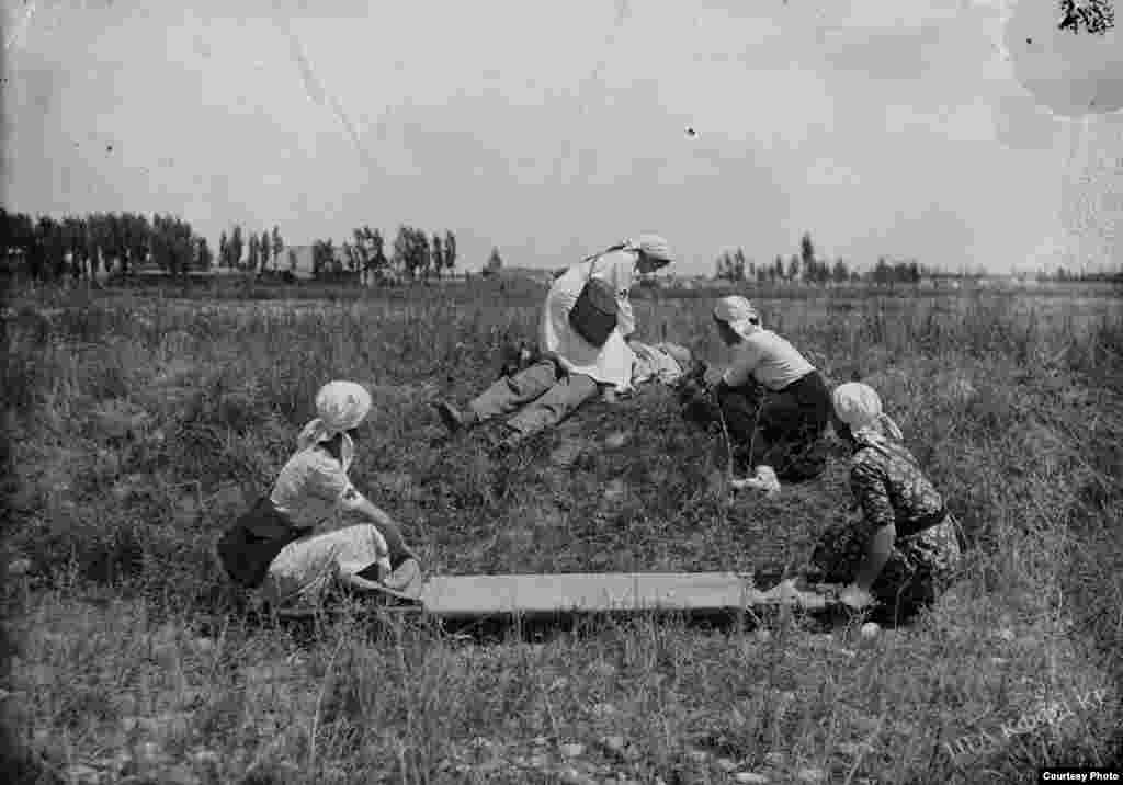 Медсестры оказывают помощь пострадавшему солдату. 1941-1942 годы. 