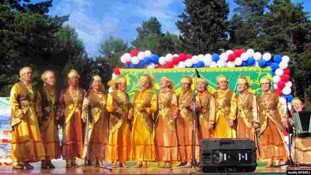 Төмән өлкәсе, Ялутор районының “Сандугач” ансамбле