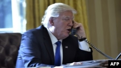 Президент США Дональд Трамп говорит по телефону