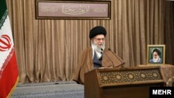 رهبر جمهوری اسلامی در بخش دیگری از سخنرانی امروز خود گفت فضای مجازی کشور «یک جورایی ول» است و خواستار مدیریت آن شد.