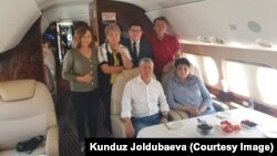 Алмазбек Атамбаев баштаган КСДПнын делегациясы. 