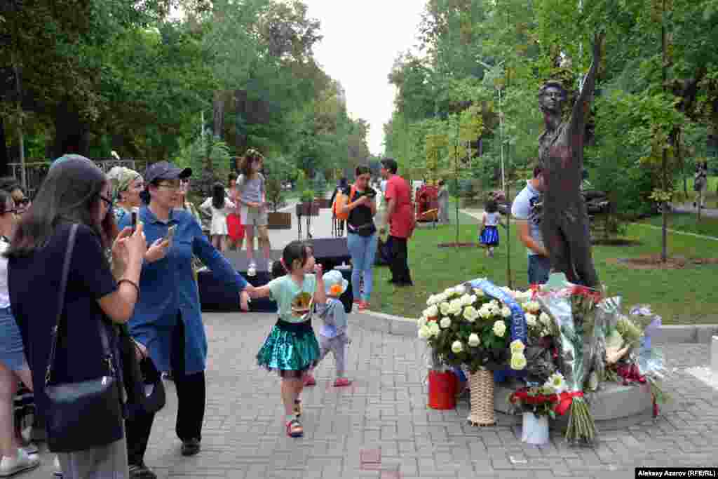 Монумент предполагалось открыть в день рождения Дениса Тена — 13 июня. Но церемонию перенесли почти на десять дней. Официальной причиной было названо то, что мемориал не был готов. Другие подробности выяснить не удалось.