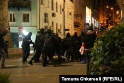 Полицейские наступают на участников протеста. 29 ноября 2024 года
