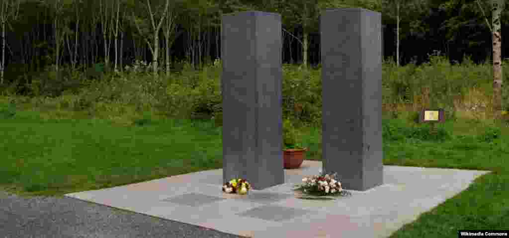 ... și un memorial similar în Parcul din Pădurea Donadea din Irlanda. 