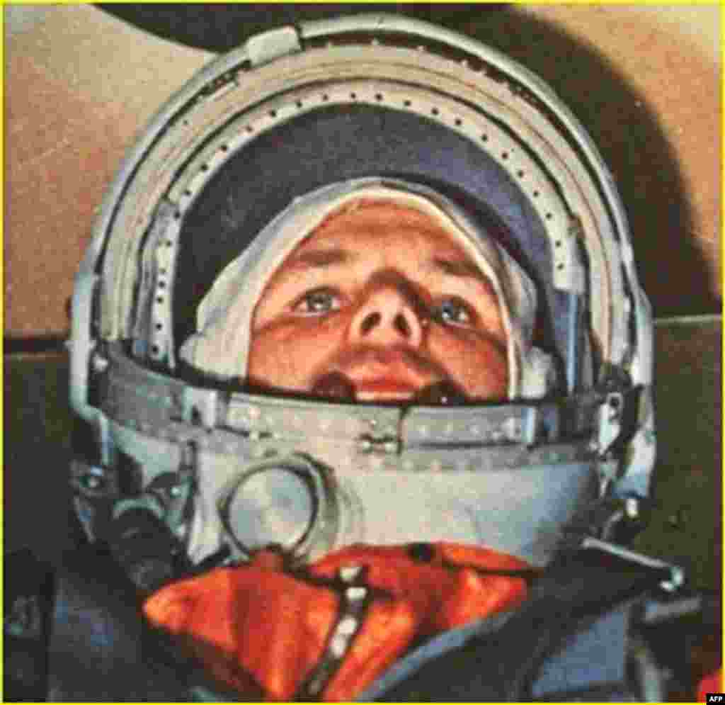Гагарин в капсуле «Восток-1».