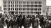 Nicolae Ceauşescu în vizită la Fabrica de confecţii Bucureşti. (27 mai 1970) Fototeca online a comunismului românesc; cota 59/1970