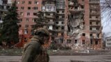 Украинский военный идет мимо жилого дома в прифронтовом Покровске, поврежденного в результате российских ударов. 6 марта 2025 года
