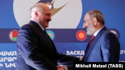 ARMENIA -- Belarusian President Alyaksandr Lukashenka (L) is welcomed by Armenia's Prime Minister Nikol Pashinian ahead of a meeting of the Supreme Eurasian Economic Council in Yerevan, October 1, 2019