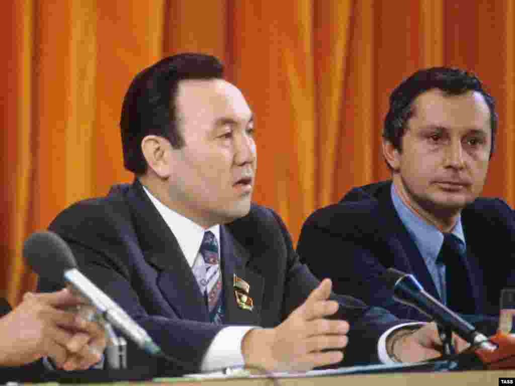24 апреля 1990 года Верховный Совет Казахской ССР принял закон «Об учреждении поста Президента Казахской ССР и внесении изменений и дополнений в Конституцию Казахской ССР». В этот же день Верховный Совет на высшую государственную должность избрал 49-летнего Нурсултана Назарбаева. Фактически Назарбаев встал у руля власти раньше - 22 июня 1989 года он занял должность первого секретаря Центрального комитета Коммунистической партии Казахстана. На снимке: Нурсултан Назарбаев (слева) во время пресс-конференции делегации Казахской ССР. Москва, 1981 год.