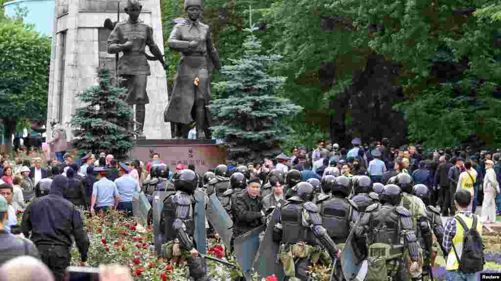 Протестующие в окружении бойцов спецподразделения полиции. Алматы, 9 июня 2019 года. 
