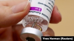 A brit-svéd fejlesztésű koronavírus elleni vakcina, az AstraZeneca ampullája 