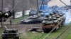 Украинские танки, "доставшиеся" российской армии, переправляют на север Крыма для укрепления российской воинской группировки на границе с материковой Украиной