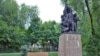 Памятникам борцам Октябрьской революции в Алматы. Установленный в 1967 году на пересечении проспекта 50-летия Октября (сейчас – проспект Рыскулова) и улицы Пушкина, в 2015 году по решению акимата был перенесен в западную часть города – в Family Park, где находится рядом с памятниками Ленину, Горькому, Калинину, Фрунзе и Виноградову. Алматы. 13 июля 2017 года.