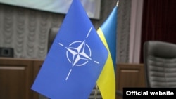 Илустрација - знамиња на НАТО и Украина.