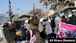 ارشیف: په کابل کې د معترضو ښځو پر وړاندې د طالبانو د تاوتریخوالي ډک چلند یو انځور