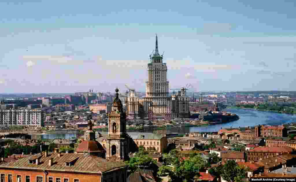 Гостиница «Украина» поднимается над послевоенной Москвой в начале 1950-х. Это здание – один из восьми небоскребов (об одной утерянной «сестре» – чуть ниже), запланированных к строительству с 1947 по 1950 год.