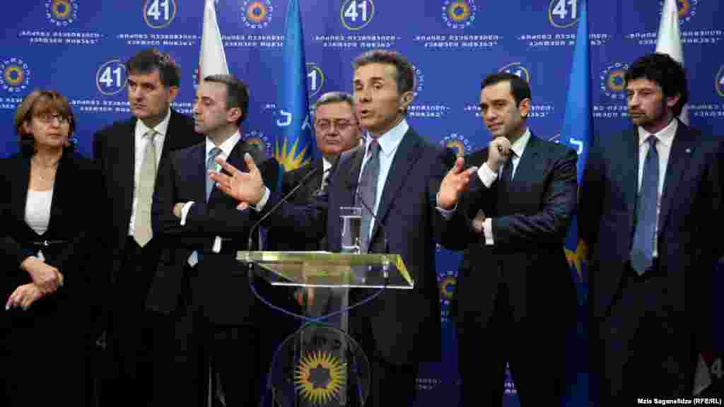 Yeni baş nazir olacağı gözlənən müxalifət koalisiyasının rəhbəri Bdzina İvanishvili nazir vəzifəsinə namizədlərini mediaya təqdim edir. Tbilisi, 8 oktyabr 2012