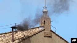 Tymi i zi del nga oxhaku i Kapelës Sistine gjatë konklavës për të zgjedhur pasardhësin e të ndjerit Papa Françeskut, në Vatikan, 8 maj 2025.