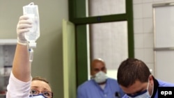 Bosnia-Herzegovina -- Medical personnel at a hospital wear protective anti-flu masks against the H1N1 virus, in Sarajevo, 12Nov2009