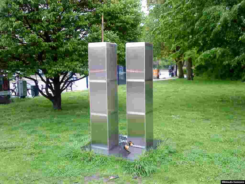 O sculptură amintind cele două Turnuri gemene, la Copenhaga, Danemarca...