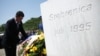 Zoran Milanović, tada na funkciji hrvatskog premijera, u posjetu Memorijalnom centru Srebrenica-Potočari (11. srpnja 2012.)