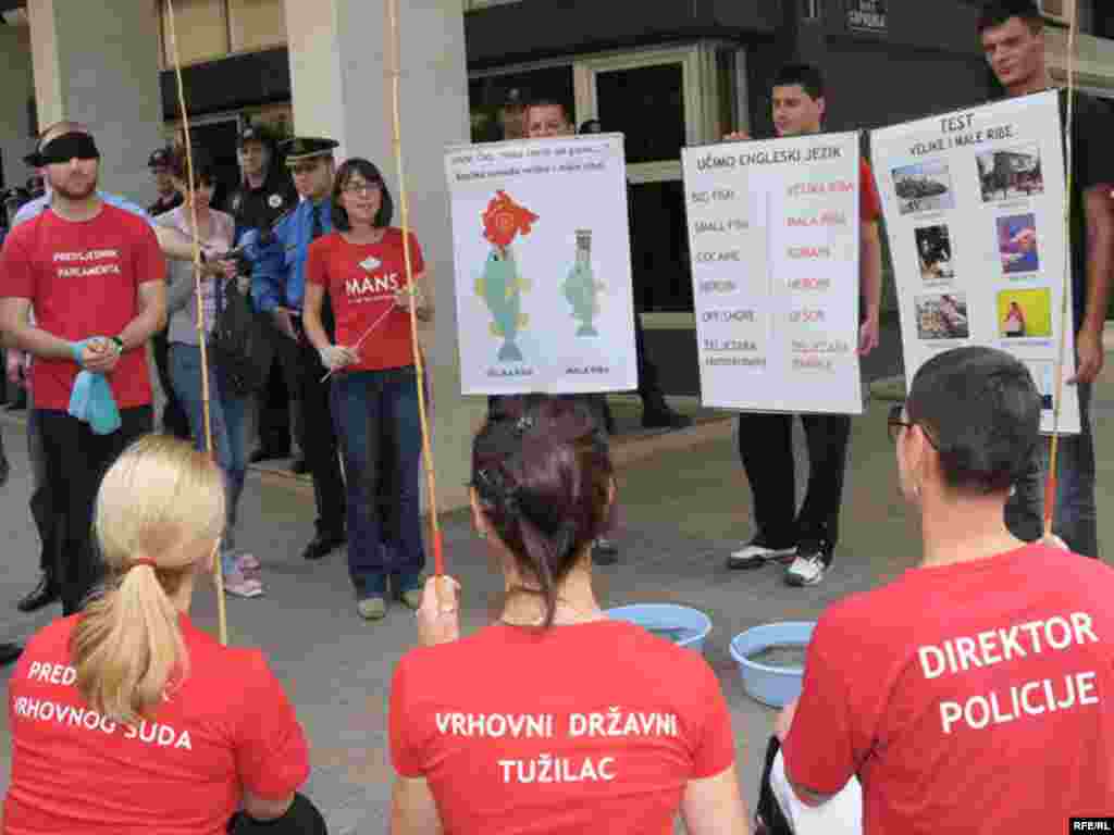 Crna Gora - Performans nevladine organizacije MANS, ¨Riba smrdi od glave¨, 12.05.2010. Foto: Savo Prelević