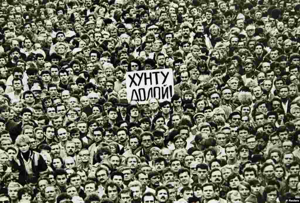 Жители Ленинграда вышли на улицы, протестуя против ГКЧП. 19 августа 1991 года. 