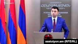 ՀՀԿ խոսնակ Էդուարդ Շարմազանովը ճեպազրույցի ժամանակ, արխիվ